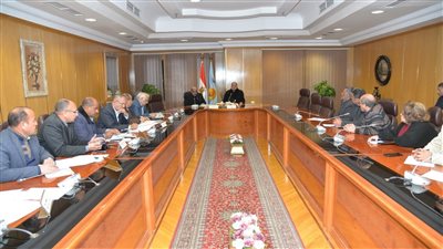 محافظ أسيوط يعقد اجتماعًا لمناقشة أداء الخطة الاستثمارية 