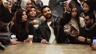 20 صورة لحفل توقيع أولى روايات كريم فهمي بمعرض الكتاب