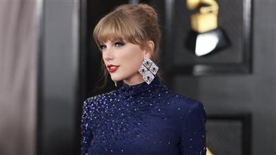 أقراط أذن تايلور سويفت في 