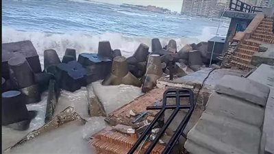  هبوط 20 مترا في كورنيش البحر بالإسكندرية (فيديو)