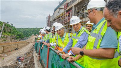 وزير الري يزور مشروع سد جوليوس نيريري بتنزانيا