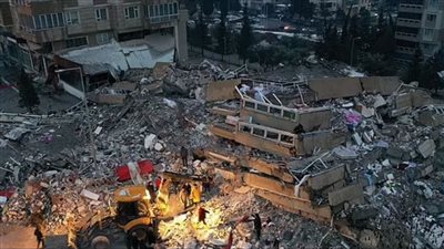 استمرار عمليات البحث عن ناجين وحصيلة القتلى في تركيا تتخطى الـ2300