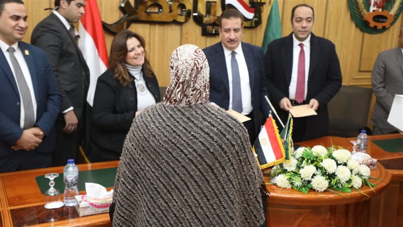 وزيرة الهجرة تسلم