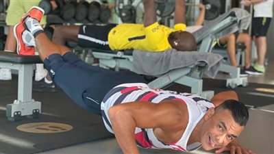 الحضري يرد على منتقديه بتغريدة جارحة وخارج النص