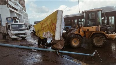 تداعيات الطقس على الإسكندرية، غلق شاطئ وانشقاق رصيف الكورنيش وسقوط أعمدة إنارة (صور)