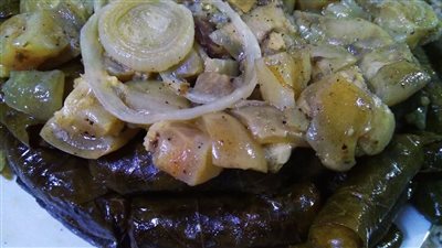 طريقة عمل المحشي ورق العنب بالكوارع بكل أسراره