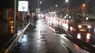 أمطار غزيرة وسوء أحوال جوية يضرب الإسكندرية ليلا