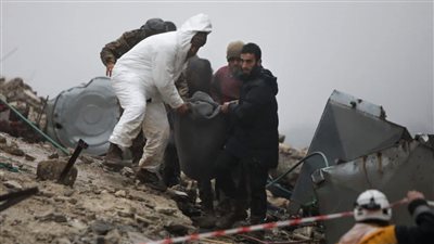 مشهد مؤلم لطفل سوري عالق بين الأنقاض ورجل يلقنه الشهادة قبل الوفاة (فيديو)