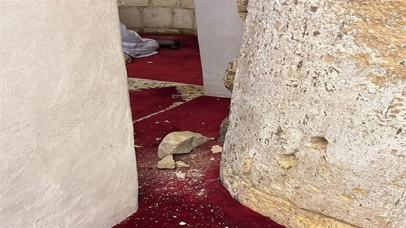 سقوط حجارة بمسجد
