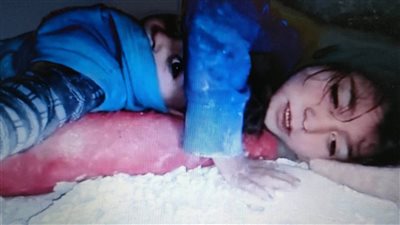 انقذني وبصير عندك خدامة، فيديو الطفلة آلاء وشقيقتها تحت الأنقاض يهز المنطقة العربية 