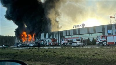 لحظة حريق مصنع أمريكي للطائرات المسيّرة لإمداد الجيش الأوكراني (فيديو) 