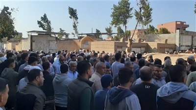  تشييع جنازة رضيع لحق بوالدته بعد 8 أيام من وفاتها أثناء ولادته بالمحلة
