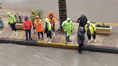 مياه الأمطار تغرق العجمي بالإسكندرية وجهود مكثفة لكسحها|صور