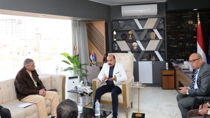 محافظ أسوان يلتقى