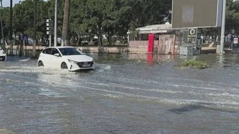 مياه البحر تغمر شوارع