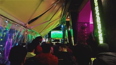 توافد الجماهير على مقاهى الإسكندرية لمتابعة مباراة النادي الأهلي (فيديو)