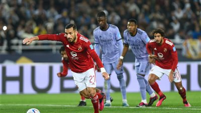 مصدر بالأهلي يكشف مصير علي معلول أمام الداخلية في الدوري