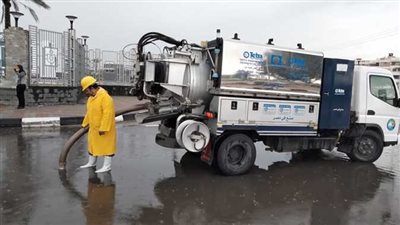 الجيزة تنشر عربات شفط المياه بالمحاور وبجوار الأنفاق تحسبا لأمطار اليوم المتوقعة