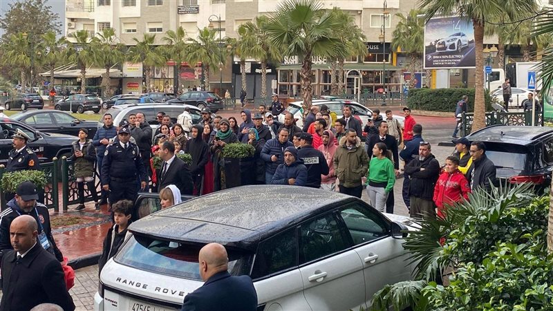  الجماهير تحتشد حول