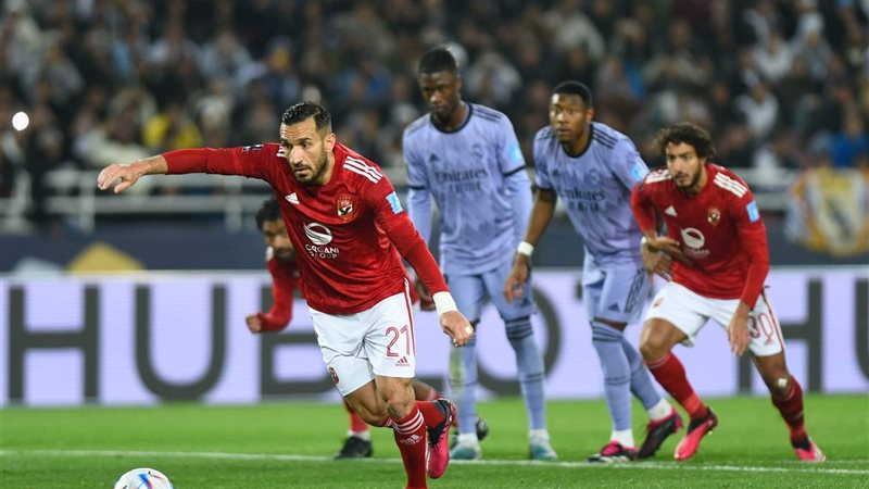 علي معلول لاعب الأهلي