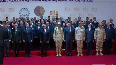 السيسي يلتقط صورا تذكارية مع العاملين في مصنع سايلو
