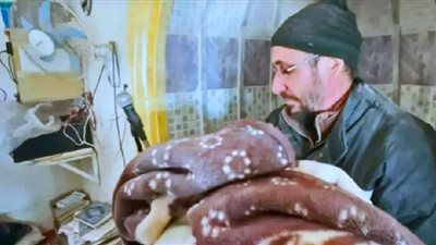 مأساة سوري فر بعائلته من الحرب ففقدها في الزلزال (فيديو) 