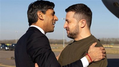  سر ارتداء ريشي سوناك سوارا أحمر