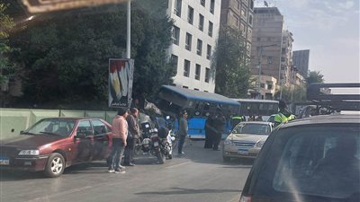 إصابة 5 أشخاص في حادث تصادم أتوبيس بسور كوبري الدقي (صور)