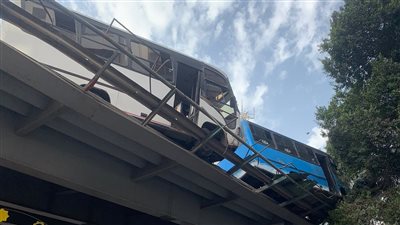 غلق كوبري الدقي بعد حادث تصادم سيارتي نقل جماعي (صور)