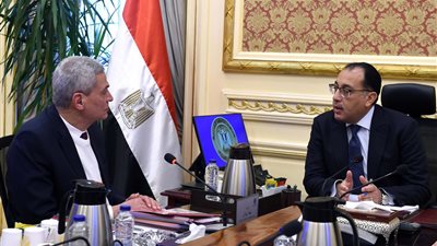 مدبولي يكلف بتسهيل إجراءات إصدار تراخيص مصانع الأدوية والمستلزمات الطبية