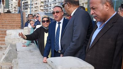 محافظ الإسكندرية يتابع إصلاح تلفيات رصيف وسور شاطئ إدوارد خراط بالمنتزه (صور)