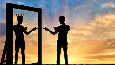 دراسة جديدة: الشخصيات النرجسية تواجه قلقا اجتماعيا أقل من المكتئبين