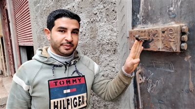 حداد بالبحيرة يبتكر قفلا حديديا بأرقام سرية يصعب اختراقها (صور)