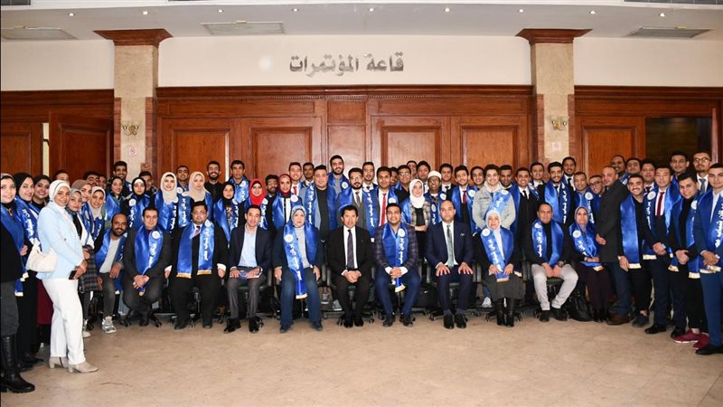 وزير الرياضة يلتقي