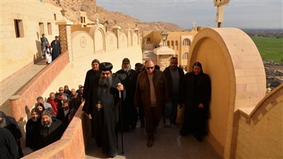 محافظ أسيوط يزور دير الشهيد مارمينا المعلق بجبل أبنوب ويتفقد الكنائس الأثرية 