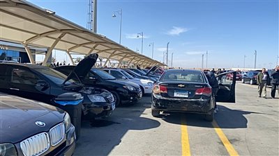 إقبال كبير من التجار والمواطنين على سوق السيارات الجديد بطريق السخنة (فيديو وصور)
