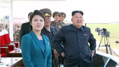 زوجة زعيم كوريا الشمالية تزين عنقها بصاروخ بالستي (صور)