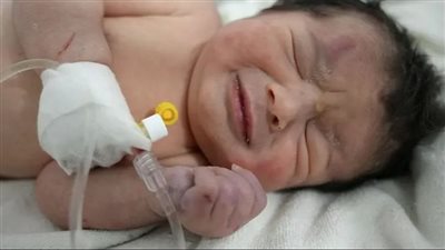 المذيعة المغربية هند بومشمر فشلت في تبنيها، أين وصل مصير رضيعة الزلزال المعجزة؟