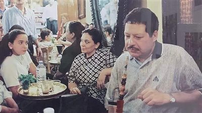 أحمد زويل يدخن الشيشة، حكاية صورة التقطها شيطان الكاميرا داخل مقهى شعبي