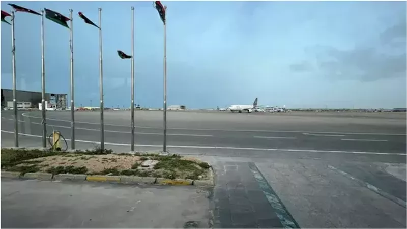 إغلاق مطار معيتيقة