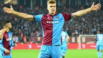 أغرب جائزة لمهاجم ريال سوسيداد بعد فوزه كأفضل لاعب في الشهر ( صور)