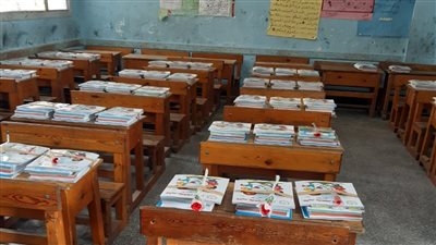 المدارس تبدأ في توزيع كتب الفصل الدراسي الثاني على الطلاب (صور)
