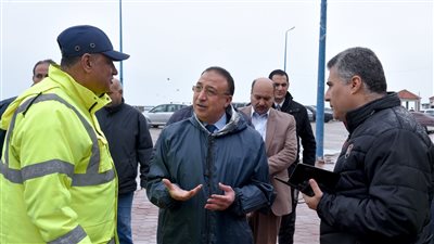 محافظ الإسكندرية: سيولة مرورية وانتظام الدراسة رغم الأمطار الغزيرة