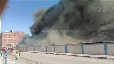 أول صورة لحريق مصنع الملابس الجاهزة بالسويس 