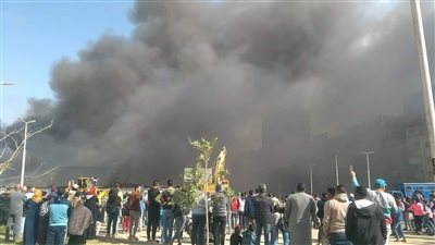 9 سيارات إطفاء لإخماد حريق مصنع الملابس في السويس