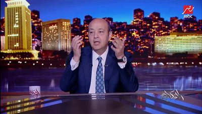 عمرو أديب يسخر من الأهلي: تمثيل مشرف إيه ولاعبي الريال كانوا بيقطعوا جاتوه في المباراة