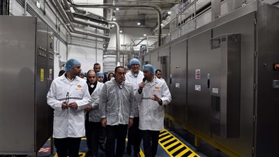  رئيس الوزراء يتفقد خط إنتاج جديد للشيبسي في شركة الصناعات الغذائية
