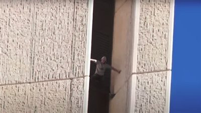 شاب أمريكي يتسلق برجا شاهقا في أريزونا على طريقة الرجل العنكبوت (فيديو)
