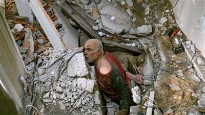 لحظة إنقاذ ضابط تركي قضى 104 ساعات تحت الأنقاض يتلو القرآن (فيديو)