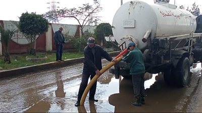 شفط وكسح تجمعات مياه الأمطار بالدقهلية 